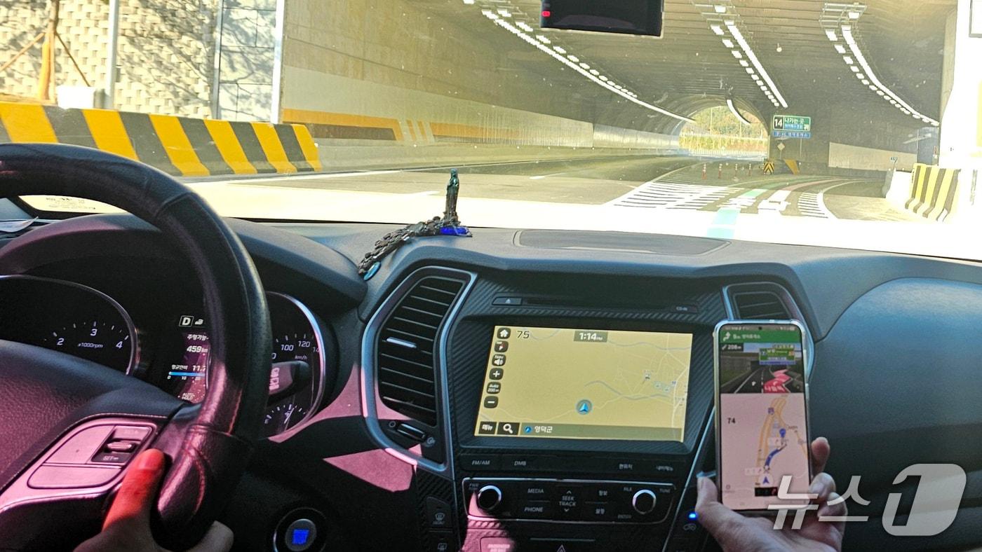 지난 8일 개통된 포항~영덕고속도로 구간 운전자들이 차량에 설치된 순정 내비게이션에서 목적지 검색 등이 되지 않아 불편을 겪고 있다. 포항~영덕고속도로 구간에서 길이 없는 곳으로 표시된 순정 내비게이션 화면.2025.11.24/뉴스1 최창호 기자 