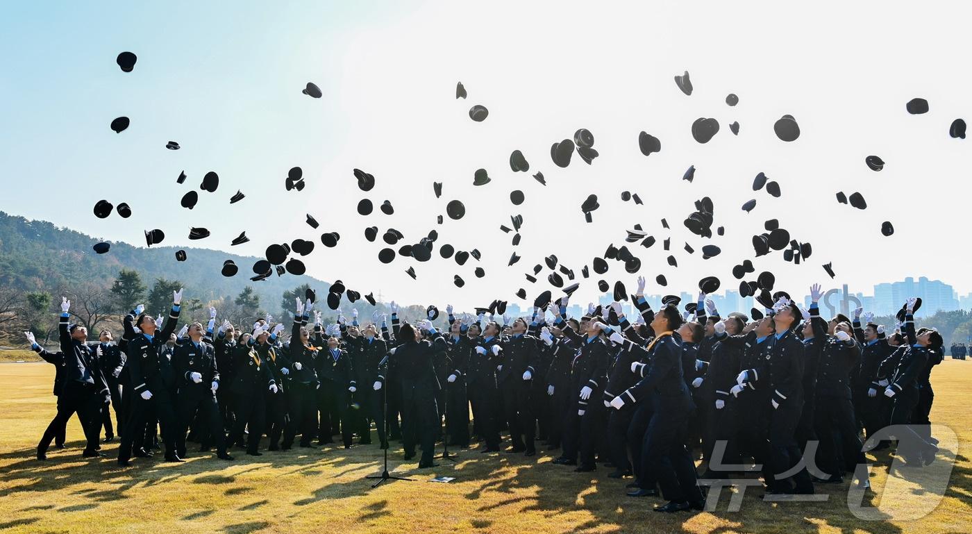 본문 이미지 - 지난 2025년 11월 24일 경남 진주 공군교육사령부 대연병장에서 열린 제155기 학사사관후보생 임관식에 참석한 신임 소위들. (공군 제공. 재판매 및 DB 금지) 2025.11.24/뉴스1