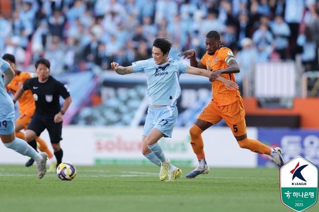 본문 이미지 - K리그1 잔류 경쟁을 최종전까지 이어가는 제주 SK와 대구FC. (한국프로축구연맹 제공)