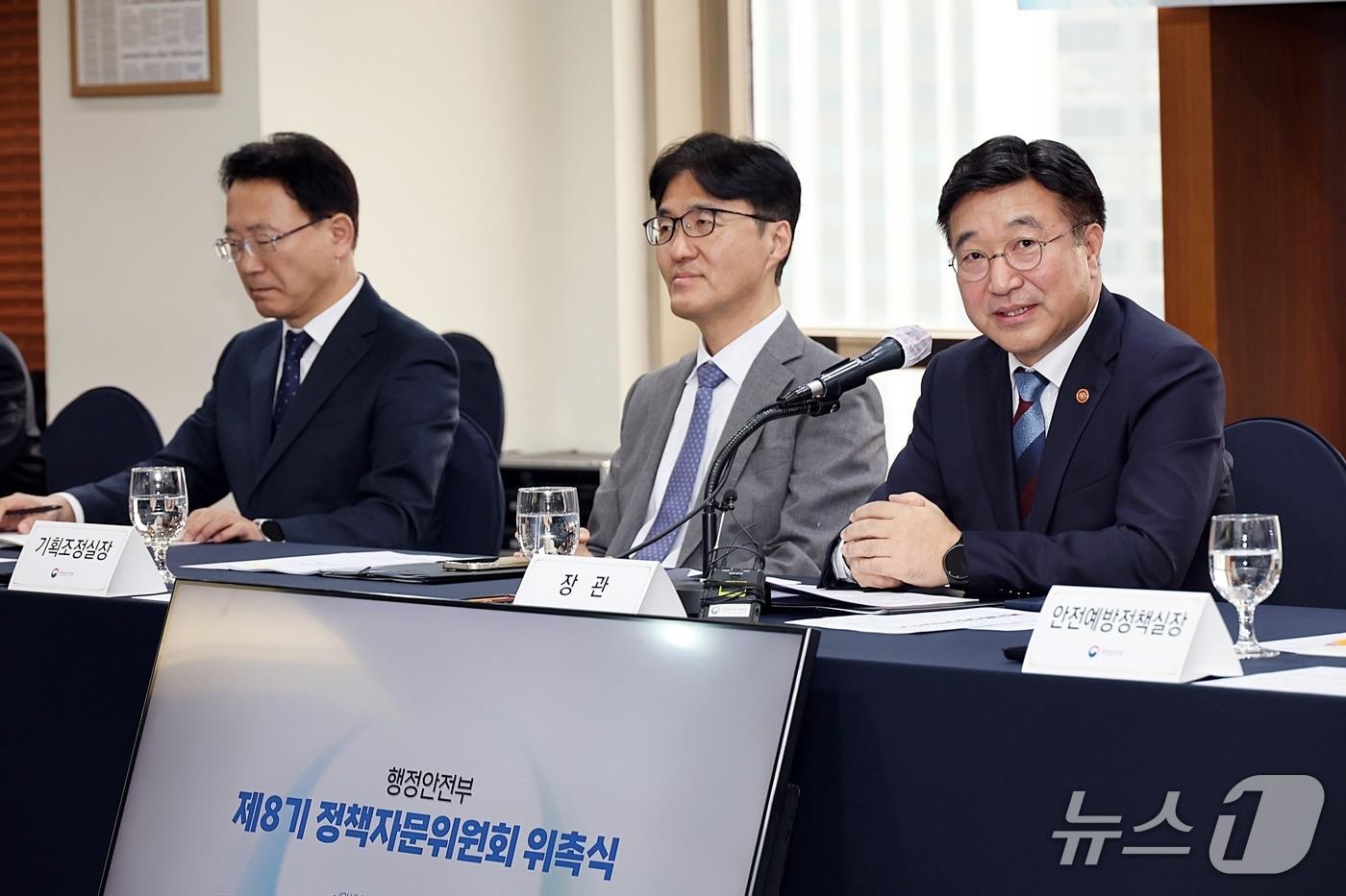 본문 이미지 - 윤호중 행정안전부 장관(오른쪽)이 24일 오전 한국프레스센터에서 열린 제8기 정책자문위원회 위촉식 및 첫 회의에 참석하여 인사말을 하고 있다.(행정안전부 제공)