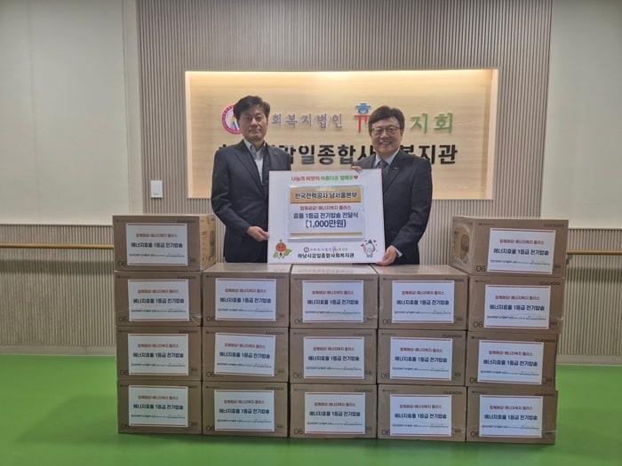 본문 이미지 - &#40;왼&#41; 이재헌 한전 남서울본부장, &#40;오&#41; 김상환 하남시감일종합사회복지관 관장 / 사진=한전 남서울본부 제공