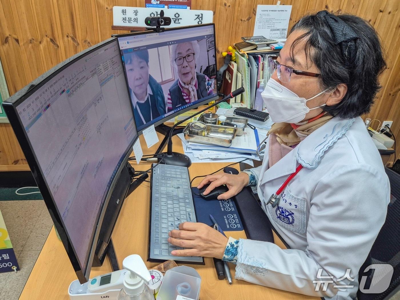 본문 이미지 - 24일 전북 남원에서 '비대면 진료 시범운영'이 시작된 가운데 관내 한 의료진이 화상으로 연결된 어르신을 대상으로 비대면 진료를 하고 있다.(남원시 제공. 재판매 및 DB금지)/뉴스1   