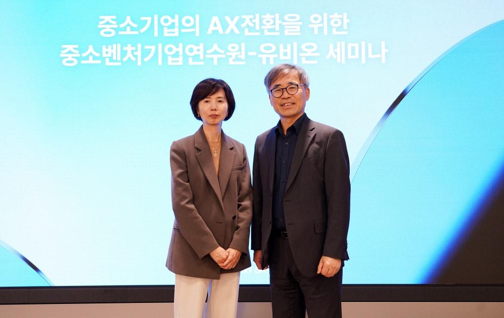 본문 이미지 - 이미자 중소벤처기업진흥공단 중소벤처기업연수원 연수원장과 임재환 유비온 대표이사 / 사진=유비온 제공