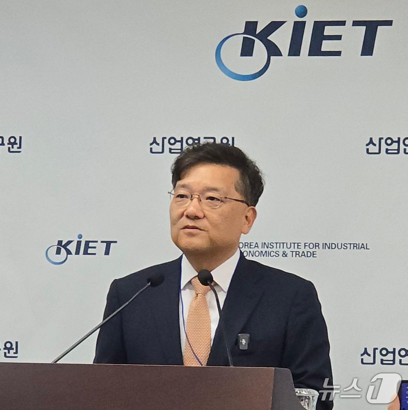 본문 이미지 - 권남훈 산업연구원 원장이 25일 정부세종청사에서 &#39;2026년 경제·산업 전망&#39; 브리핑을 하고 있다. 2025.11.24 ⓒ 뉴스1 김승준 기