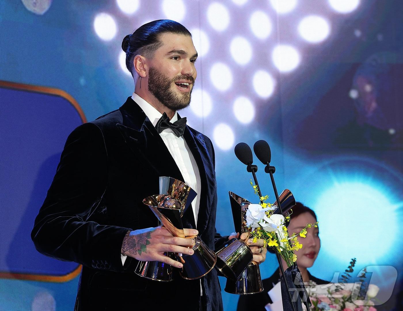 본문 이미지 - 24일 오후 서울 송파구 잠실 롯데월드 호텔에서 열린 프로야구 &#39;2025 신한 SOL 뱅크 KBO리그&#39; 시상식에서 투수 부문 평균자책점, 승리, 탈삼진, 승룰상을 수상한 한화 외국인 투수 폰세가 수상 소감을 말하고 있다. 2025.11.24/뉴스1 ⓒ News1 김진환 기자