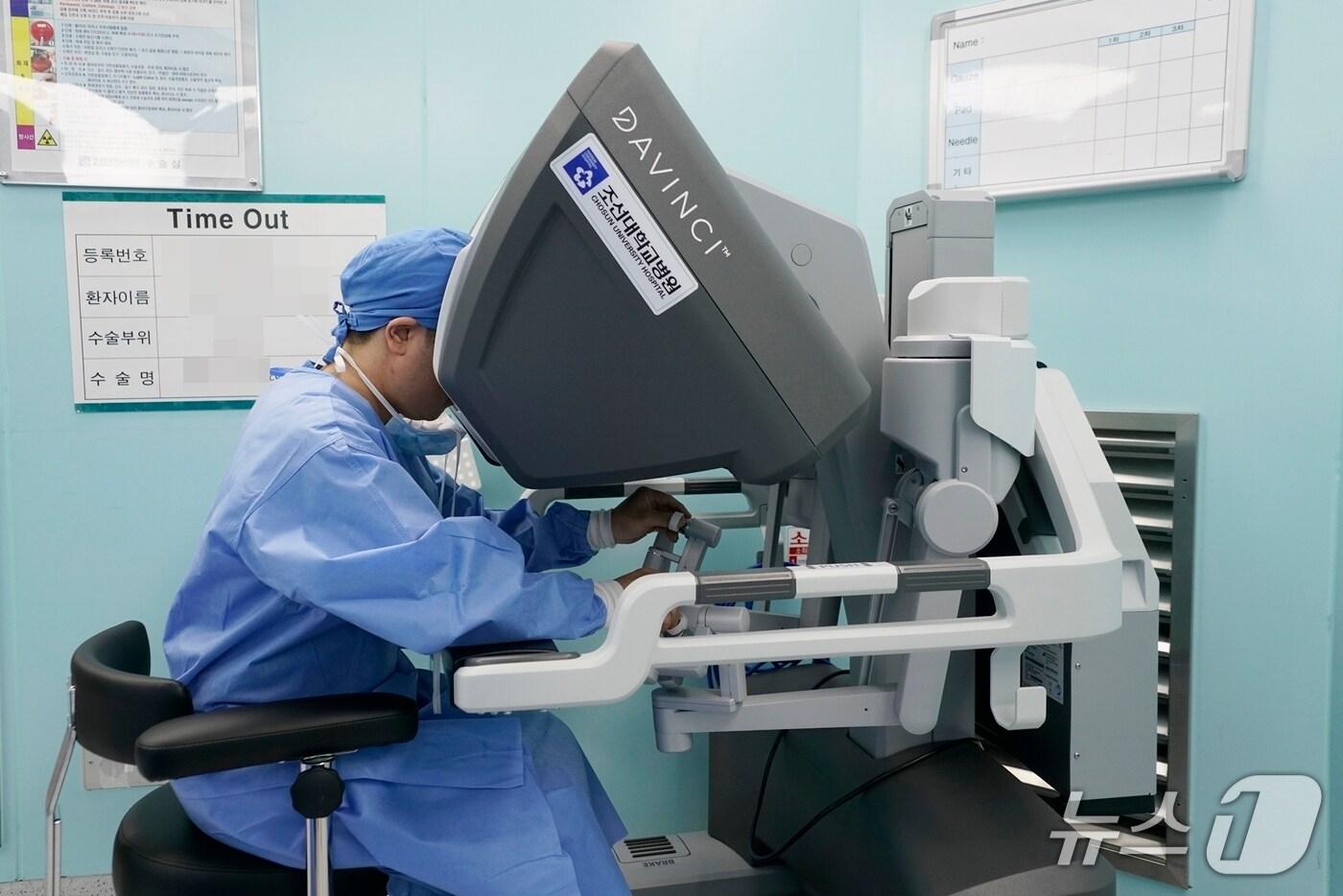 조선대병원 외과 신민호 교수가 로봇 수술을 진행하고 있는 모습.(조선대병원 제공. 재판매 및 DB 금지) 2025.11.24