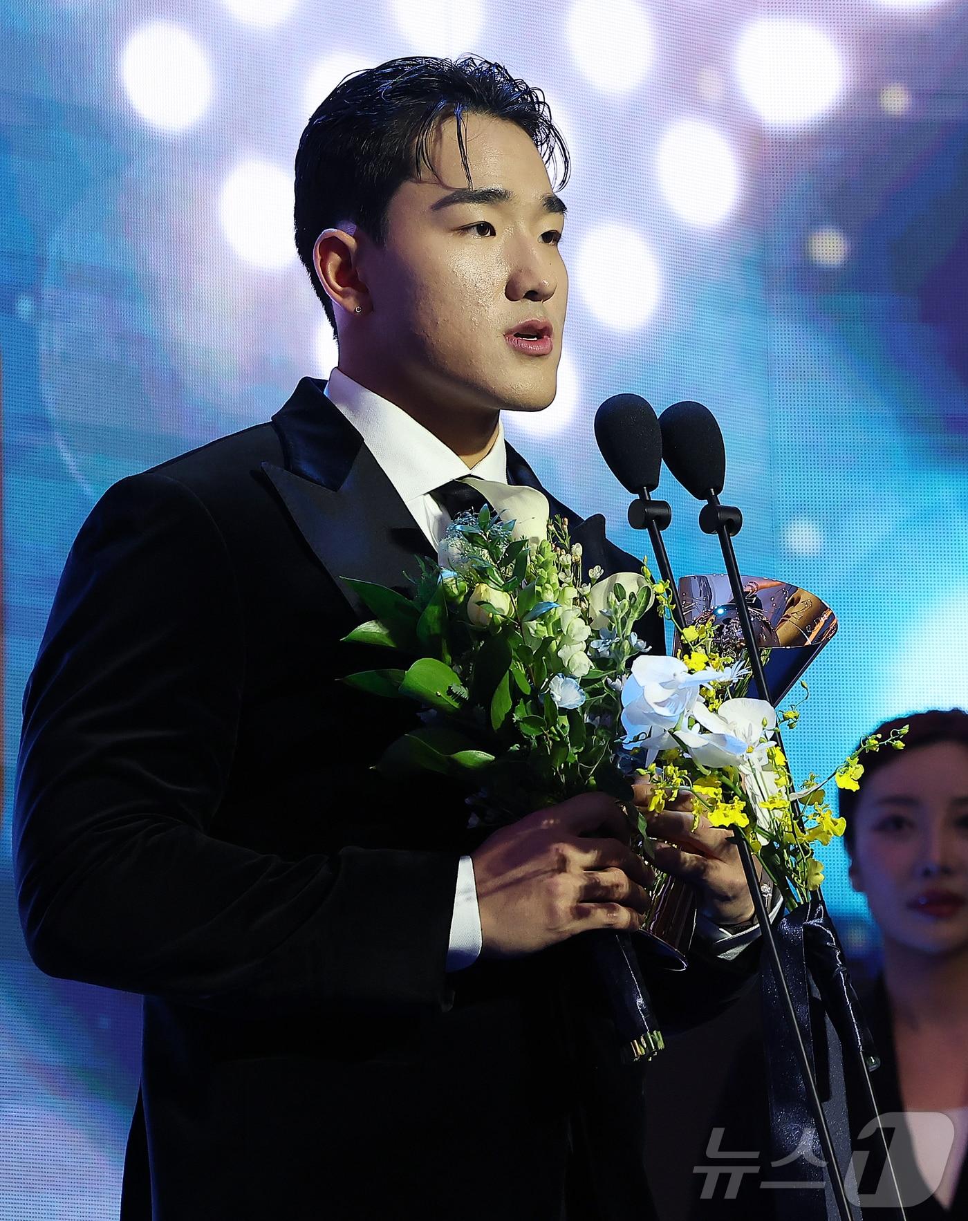 본문 이미지 - 24일 오후 서울 송파구 잠실 롯데월드 호텔에서 열린 프로야구 &#39;2025 신한 SOL 뱅크 KBO리그&#39; 시상식에서 타자 부문 출루율상을 수상한 KT 안현민이 수상 소감을 말하고 있다. 2025.11.24/뉴스1 ⓒ News1 김진환 기자