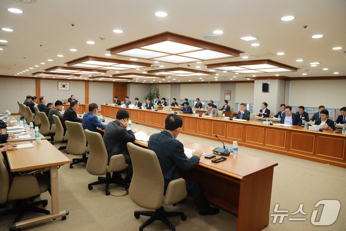 지난해 10월 서울 송파구 수협중앙회 본사에서 열린 전국 회원조합 부실채권 정리를 위한 자회사 설립 출자 안건에 대한 이사회&#40;수협중앙회 제공&#41;