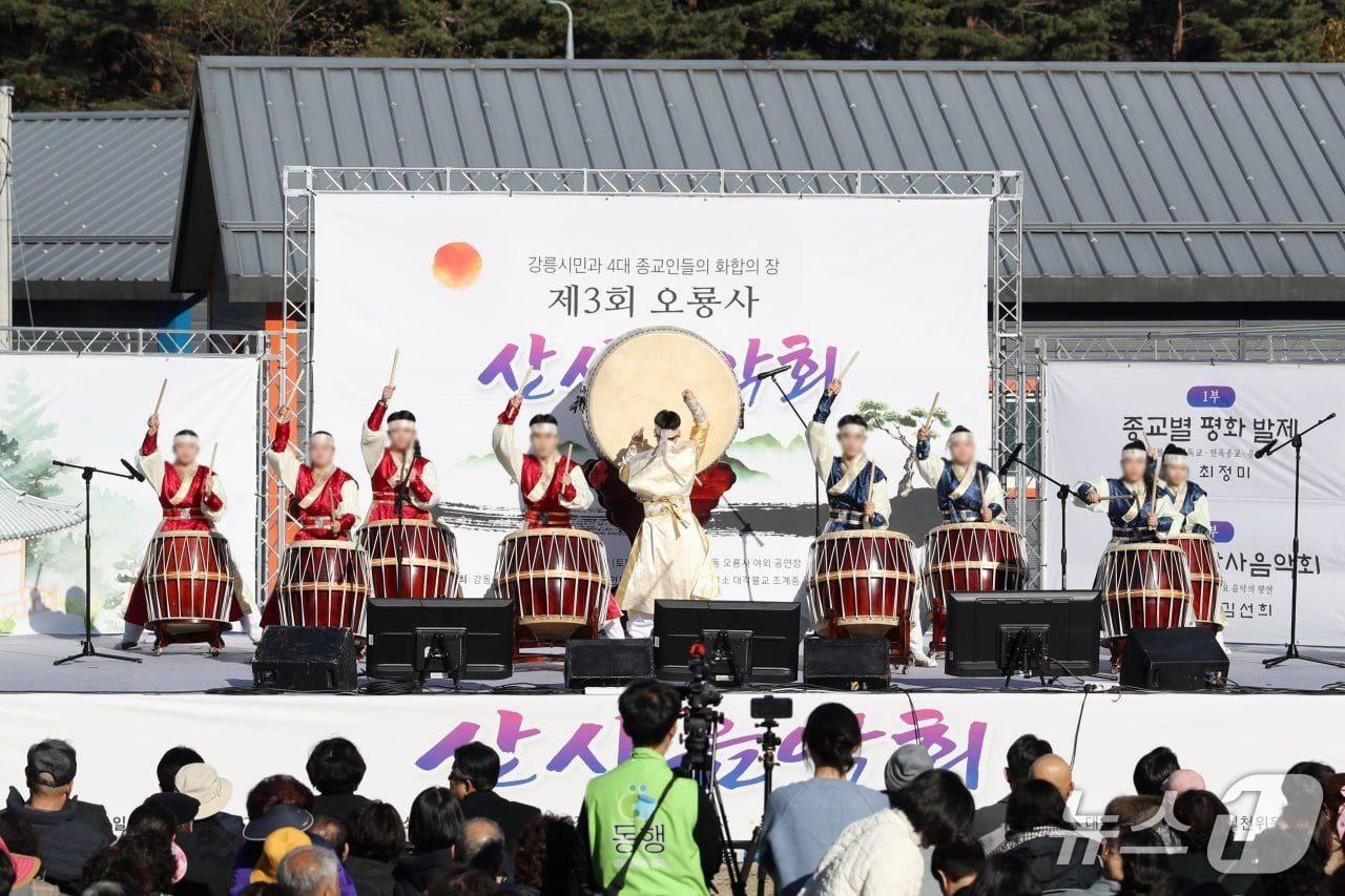 본문 이미지 - 지난 22일 대각불교조계종 강릉 오룡사 평화를 위한 산사 문화제 2부 산사음악회에서 우현 스님이 공연하고 있다.&#40;강릉 오룡사 제공, 재판매 및 DB 금지&#41; 2025.11.24/뉴스1