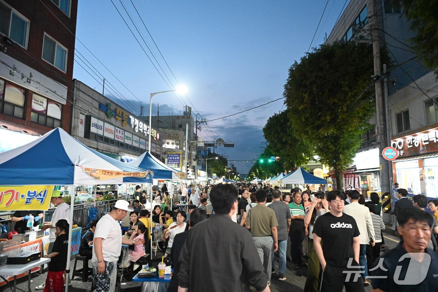 본문 이미지 - 광주 남구가 9월 무등시장 일원에서 개최한 '군분로 토요 야시장' 축제 개장식의 모습.(광주 남구 제공. 재판매 및 DB 금지)