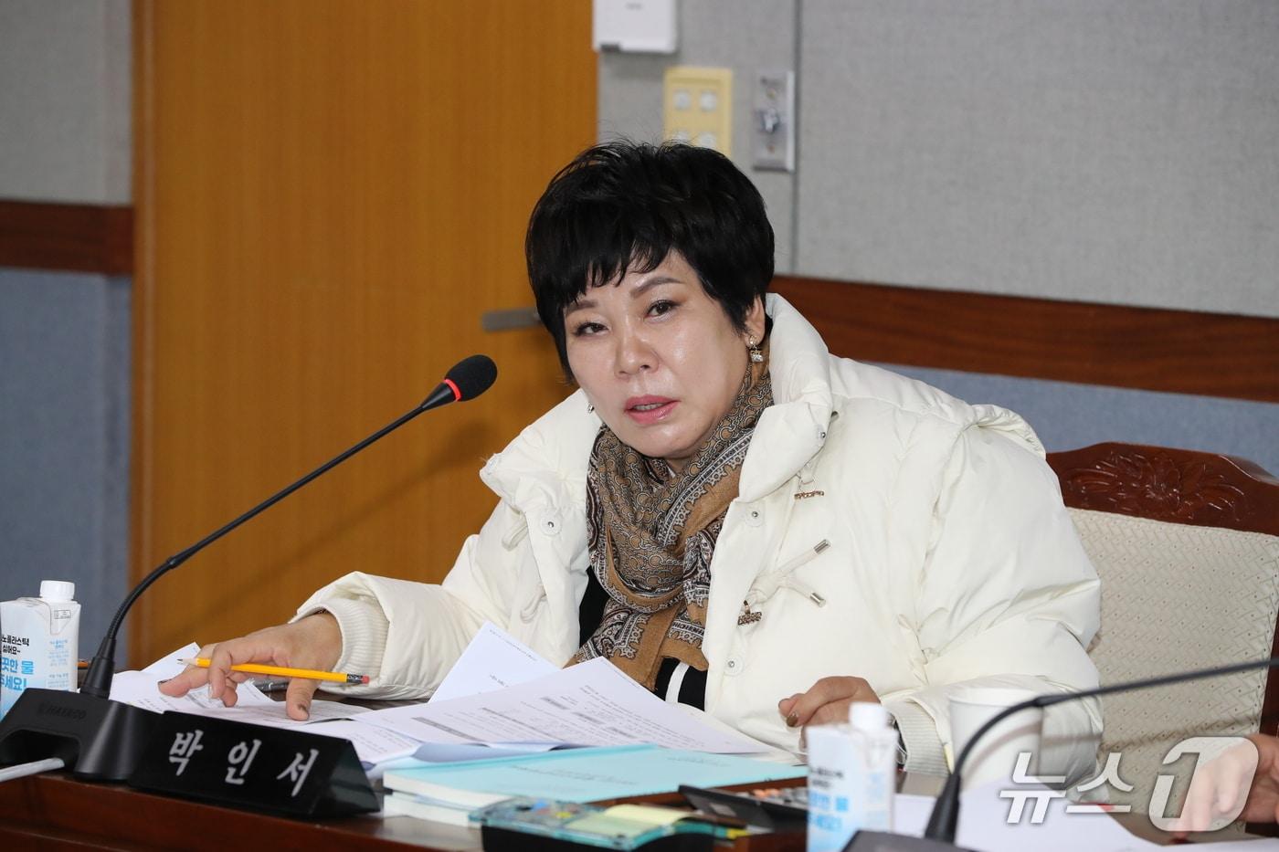 더불어민주당 박인서 의원이 24일 울산 남구의회에서 열린 2025 행정사무감사에서 남구의 건축물 해체 허가 제도에 대해 질의하고 있다.&#40;울산 남구의회 제공. 재판매 및 DB금지&#41;/뉴스1