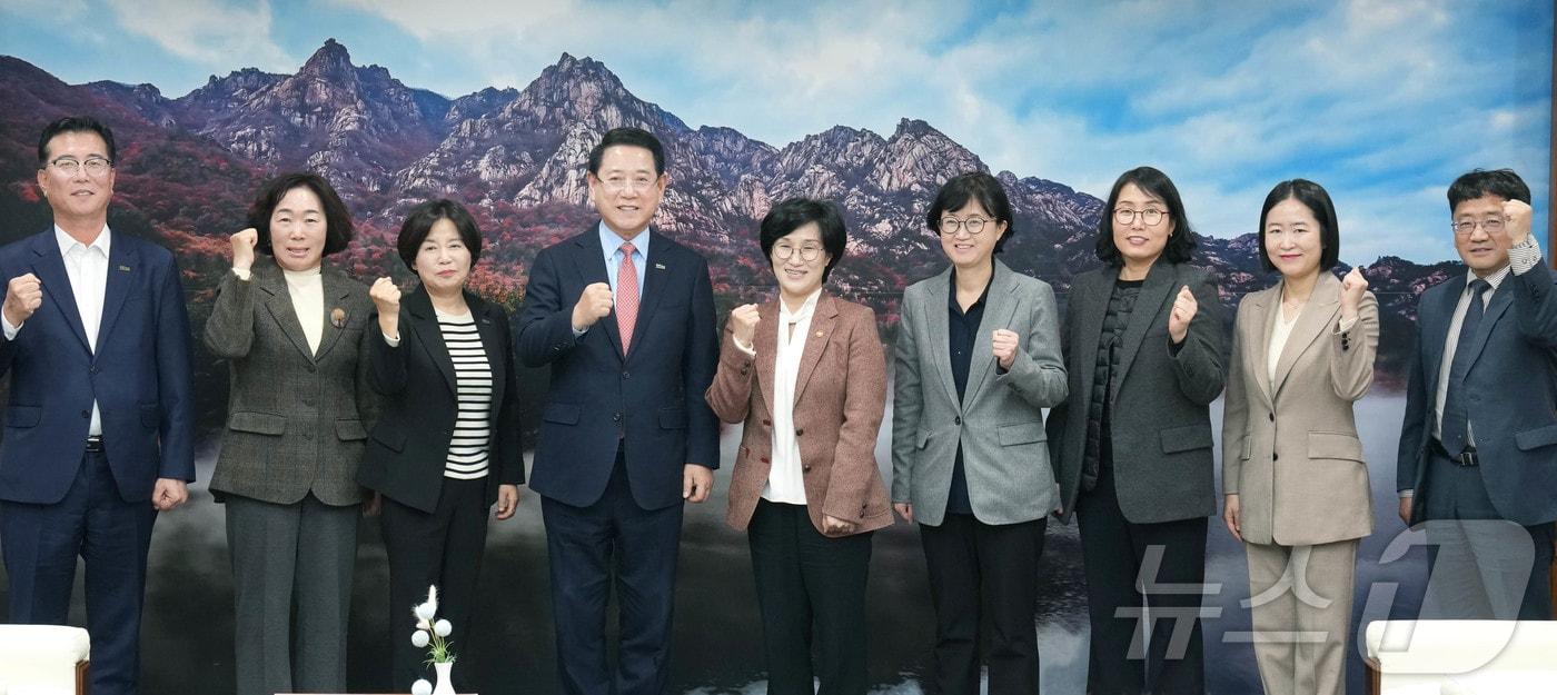 김영록 전라남도지사가 24일 도청 접견실에서 원민경 성평등가족부 장관과 면담을 마치고 기념촬영을 하고 있다.&#40;전남도 제공. 재판매 및 DB금지&#41; 2025.11.24/뉴스1 