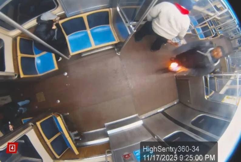 화염병을 들고 열차내에서 이동중인 용의자 로렌스 리드(50). 출처=더선