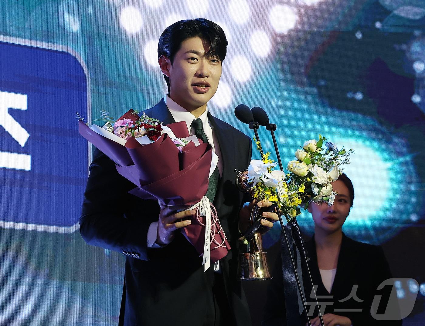 본문 이미지 - 24일 오후 서울 송파구 잠실 롯데월드 호텔에서 열린 프로야구 '2025 신한 SOL 뱅크 KBO리그' 시상식에서 3루수 부문 수비상을 수상한 키움 송성문이 수상 소감을 말하고 있다. 2025.11.24/뉴스1 ⓒ News1 김진환 기자