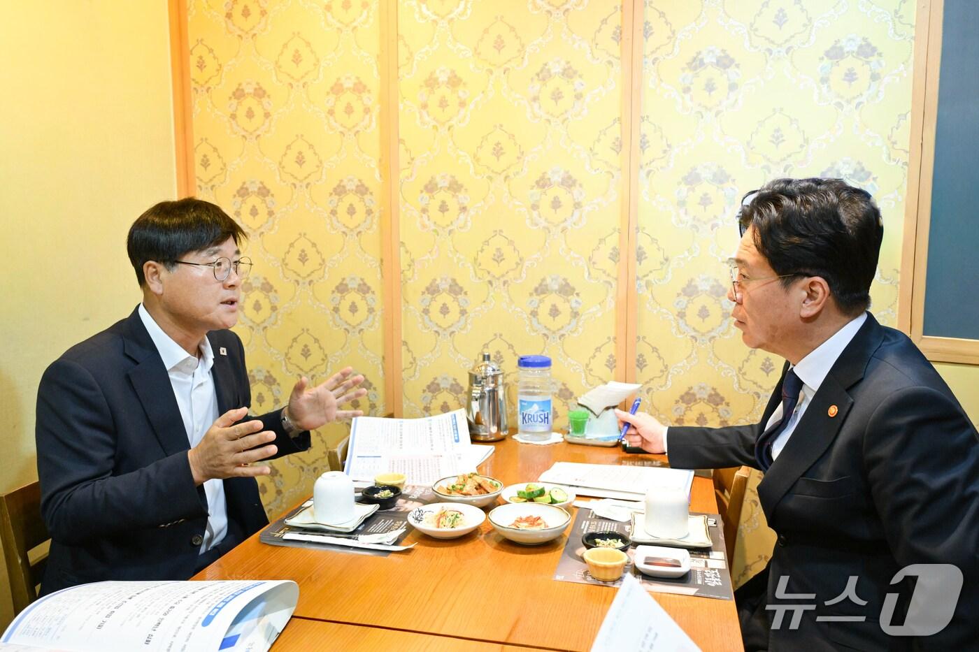 &#40;왼쪽부터&#41;변광용 거제시장이 김영훈 고용노동부 장관에게 외국인 쿼터 축소 등 지역 현안에 대해 설명하고 있다.&#40;거제시 제공. 재판매 및 DB금지&#41;