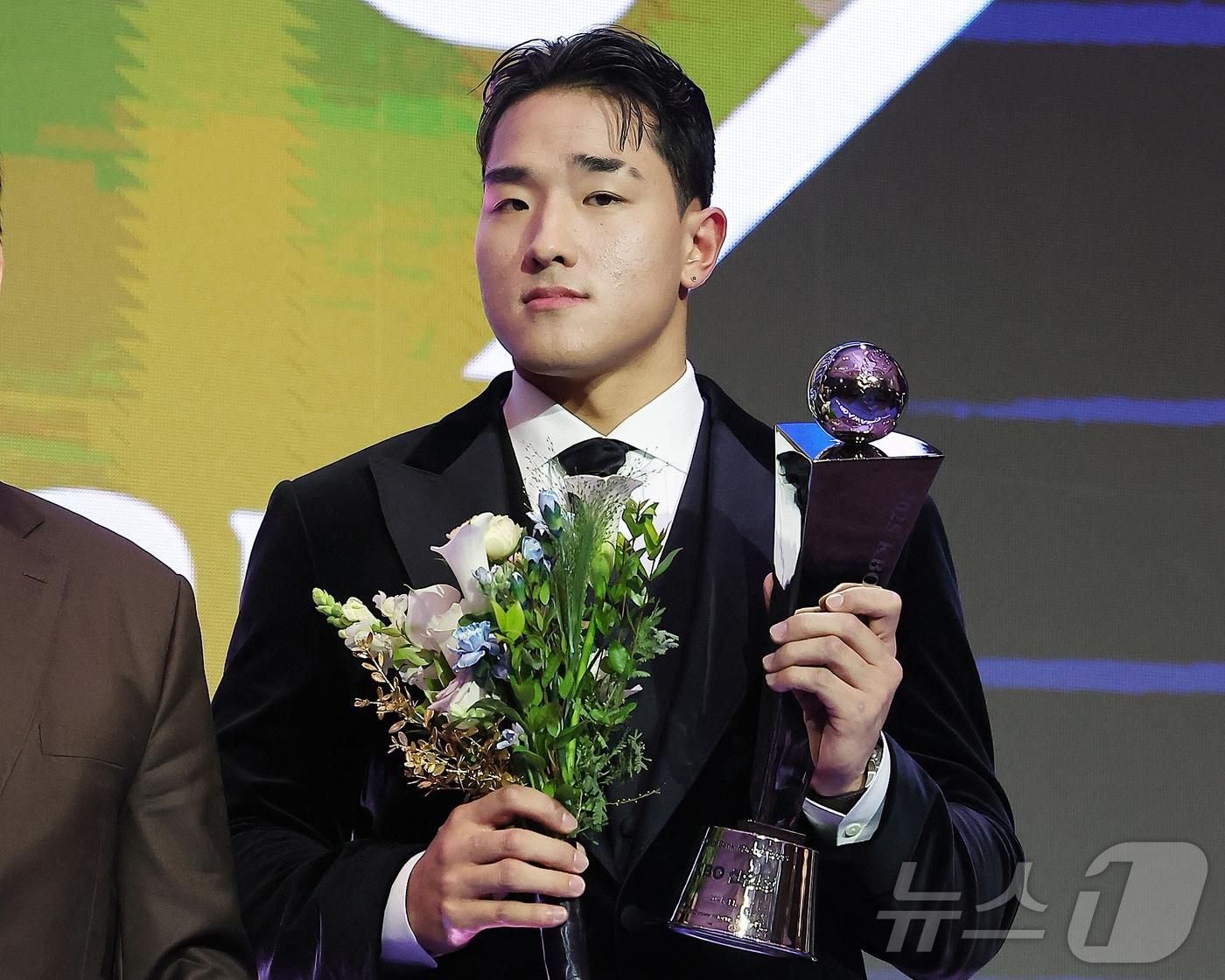 본문 이미지 - 24일 오후 서울 송파구 잠실 롯데월드 호텔에서 열린 프로야구 &#39;2025 신한 SOL 뱅크 KBO리그&#39; 시상식에서 신인왕에 선정된 KT 안현민이 기념 촬영을 하고 있다. 2025.11.24/뉴스1 ⓒ News1 김진환 기자