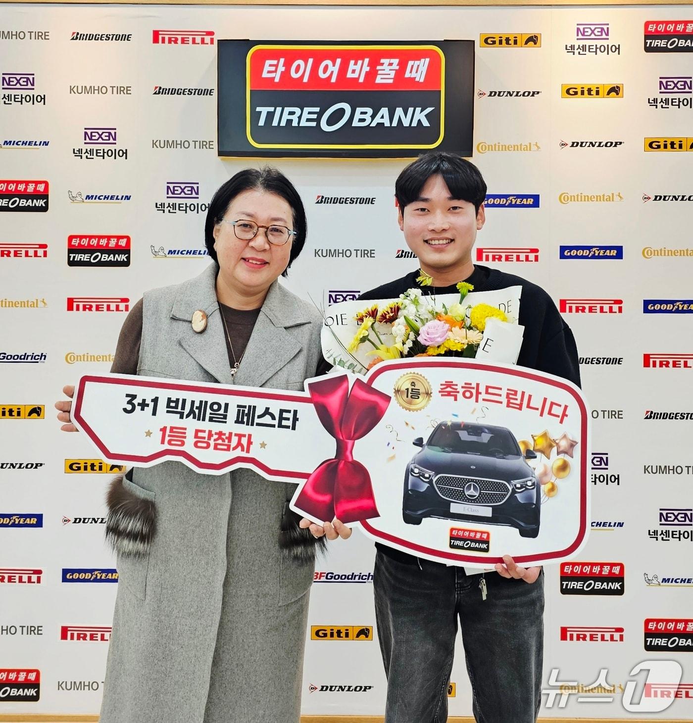본문 이미지 - 타이어뱅크는 세종시 어진동 본사 사옥에서 빅세일페스타 5차 1등 당첨자 기은준씨의 당첨을 축하하는 축하행사를 진행했다. 뱅크그룹 조순희 이사장(왼쪽)과 빅세일페스타 5차 1등 당첨자 기은준씨가 기념촬영을 하고 있다. (타이어뱅크 제공. 재판매 및 DB금지) 2025.11.24/뉴스1