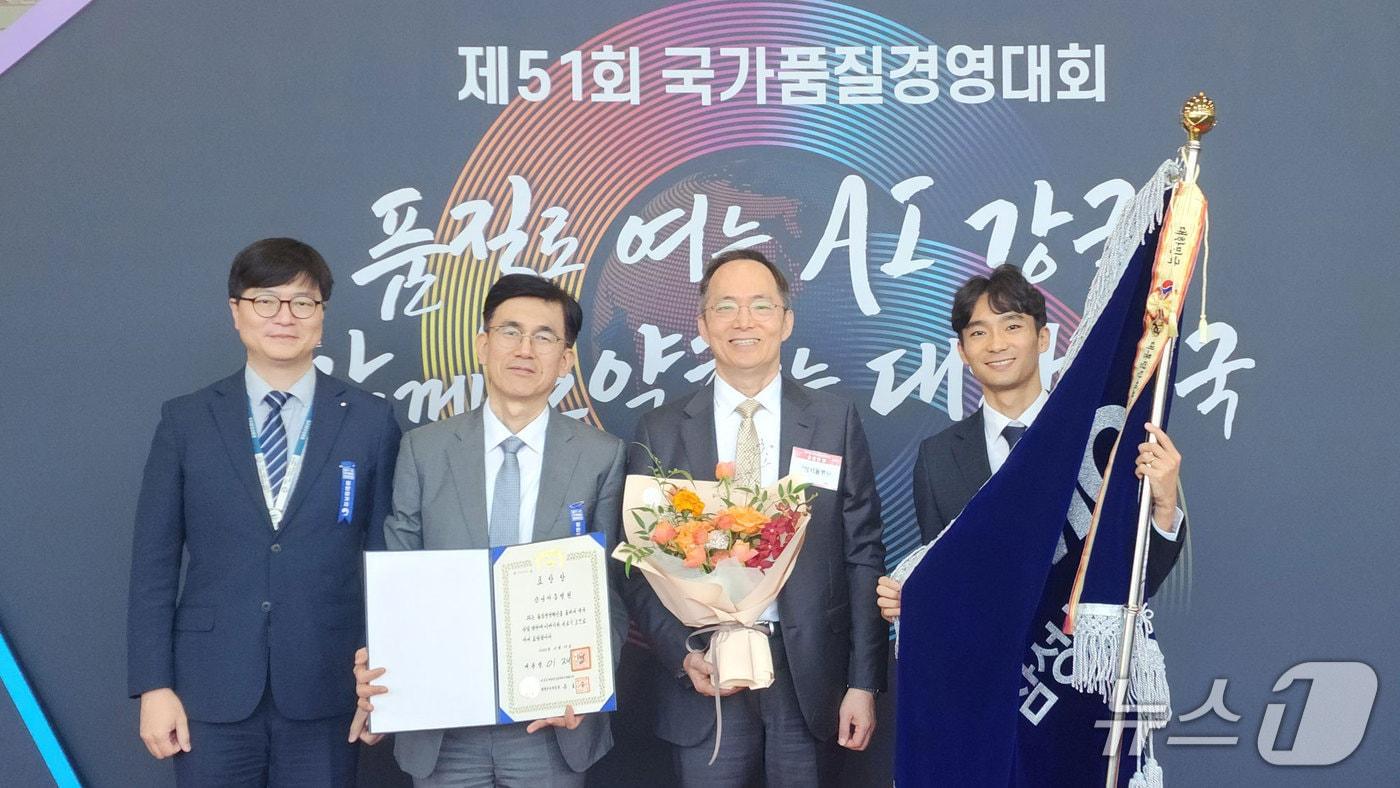 삼성서울병원은 제51회 국가품질경영대회에서 지속가능경영 부분에서 병원업계 최초로 대통령 표창을 수상했다. 박승우 삼성서울병원 원장&#40;왼쪽 3번째&#41; 등이 기념 촬영을 하고 있다.&#40;삼성서울병원 제공&#41;