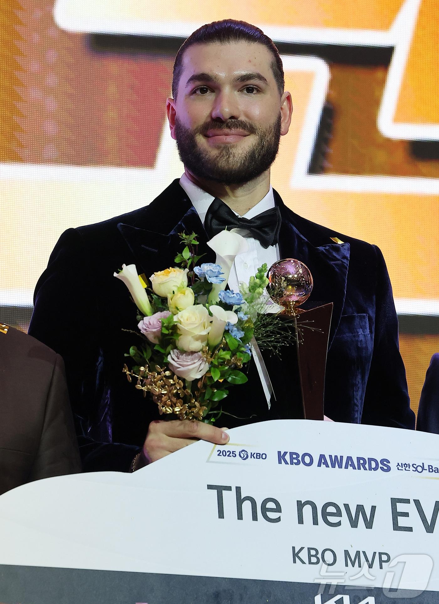 본문 이미지 - 24일 오후 서울 송파구 잠실 롯데월드 호텔에서 열린 프로야구 &#39;2025 신한 SOL 뱅크 KBO리그&#39; 시상식에서 MVP에 선정된 한화 폰세가 기념 촬영을 하고 있다. 2025.11.24/뉴스1 ⓒ News1 김진환 기자