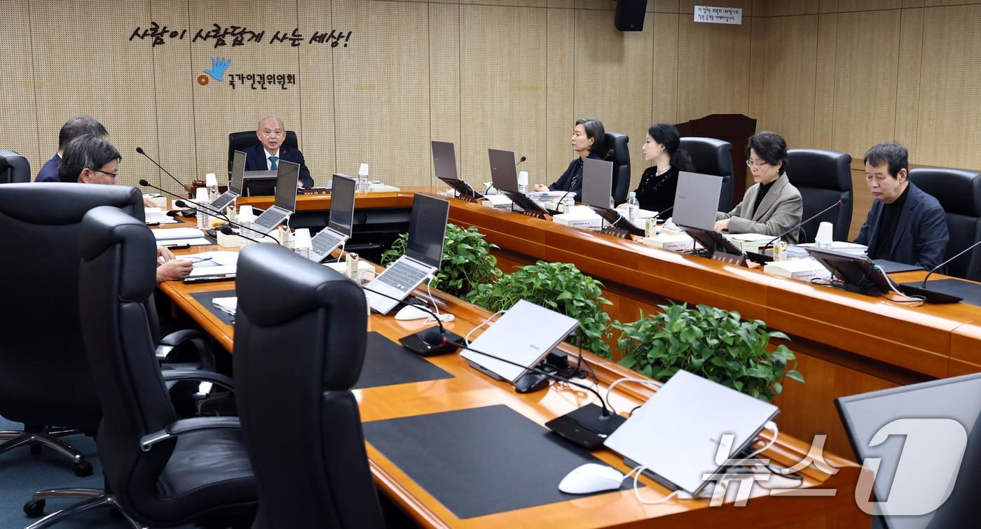 안창호 국가인권위원장이 24일 오후 서울 중구 인권위원회에서 제21차 전원위원회를 주재하고 있다. 2025.11.24/뉴스1 ⓒ News1 구윤성 기자