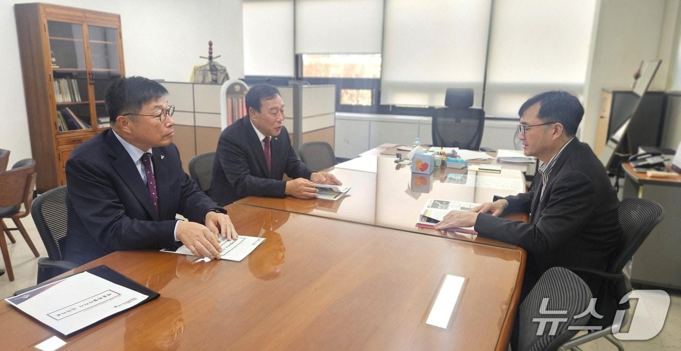 24일 최민호 세종시장이 기재부 관계자에게 현안사업을 설명하며 국비 반영을 요청하고 있다. &#40;세종시 제공. 재판매 및 DB금지&#41; /뉴스1 