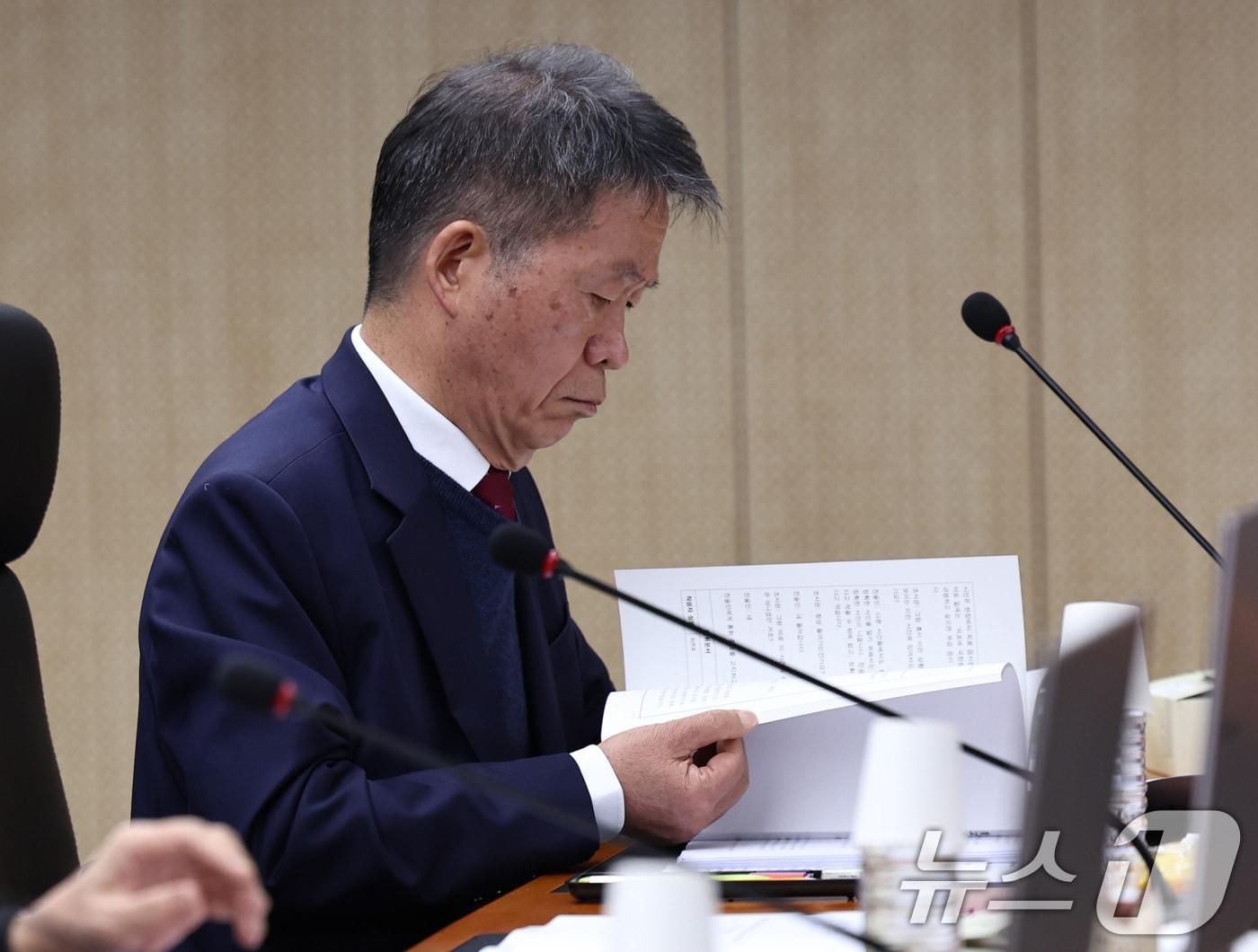 본문 이미지 - 김용원 국가인권위원회 상임위원이 24일 오후 서울 중구 인권위원회에서 열린 제21차 전원위원회에 참석해 안건을 살피고 있다. 2025.11.24/뉴스1 ⓒ News1 구윤성 기자