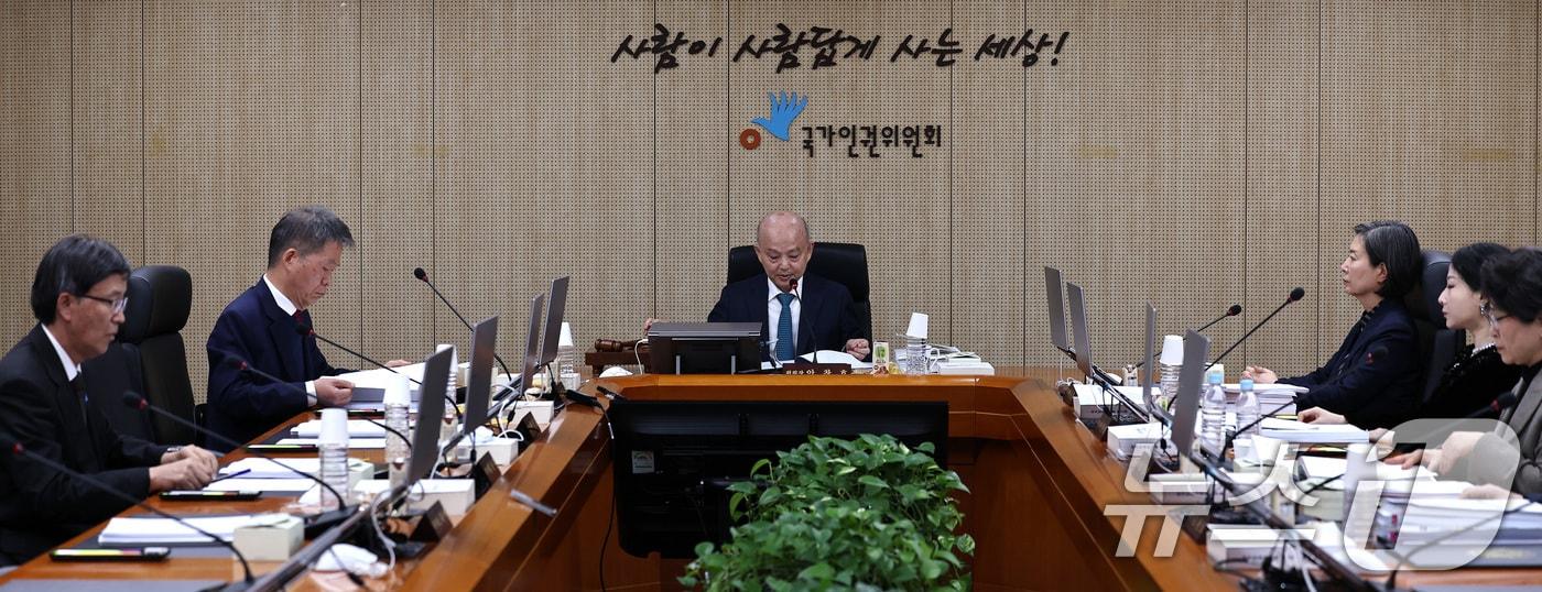 안창호 국가인권위원장이 24일 오후 서울 중구 인권위원회에서 제21차 전원위원회를 주재하고 있다. 2025.11.24/뉴스1 ⓒ News1 구윤성 기자