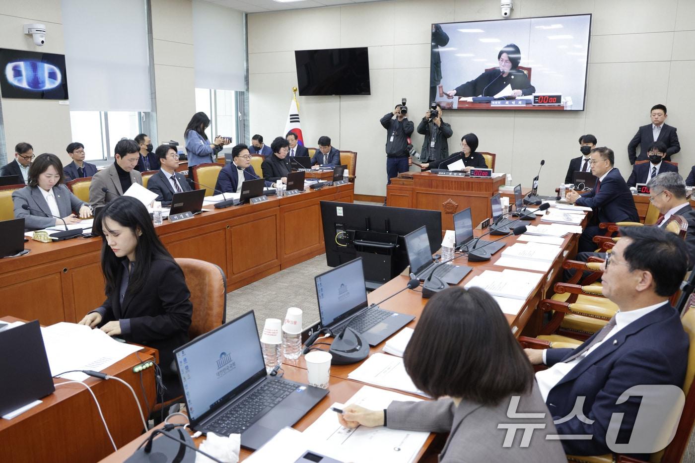 본문 이미지 - 최민희 위원장이 24일 서울 여의도 국회에서 열린 과학기술정보방송통신위원회 전체회의에서 법안을 통과시키고 있다. 2025.11.24/뉴스1 ⓒ News1 신웅수 기자