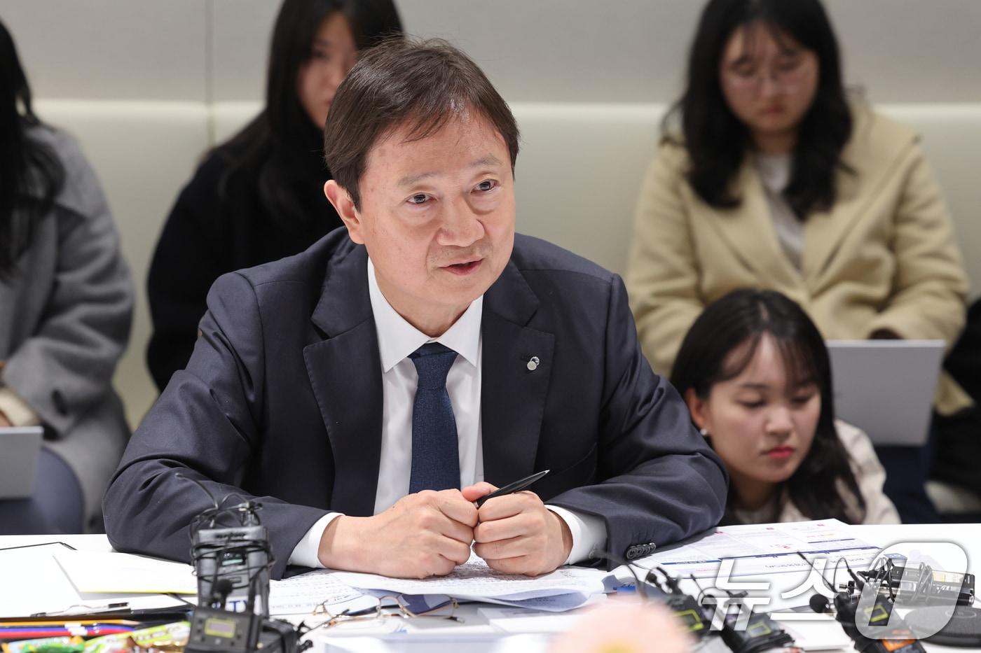 이찬진 금융감독원장이 24일 오후 증권사 영업점 현장방문차 서울 영등포구 키움증권 본사를 찾아 엄주성 대표이사 등 임원들과 간담회를 하고 있다. 2025.11.24/뉴스1 ⓒ News1 안은나 기자