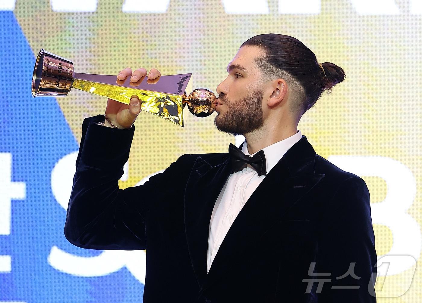 본문 이미지 - 24일 오후 서울 송파구 잠실 롯데월드 호텔에서 열린 프로야구 &#39;2025 신한 SOL 뱅크 KBO리그&#39; 시상식에서 MVP를 수상한 한화 외국인 투수 폰세가 기념 촬영을 하고 있다. 2025.11.24/뉴스1 ⓒ News1 김진환 기자