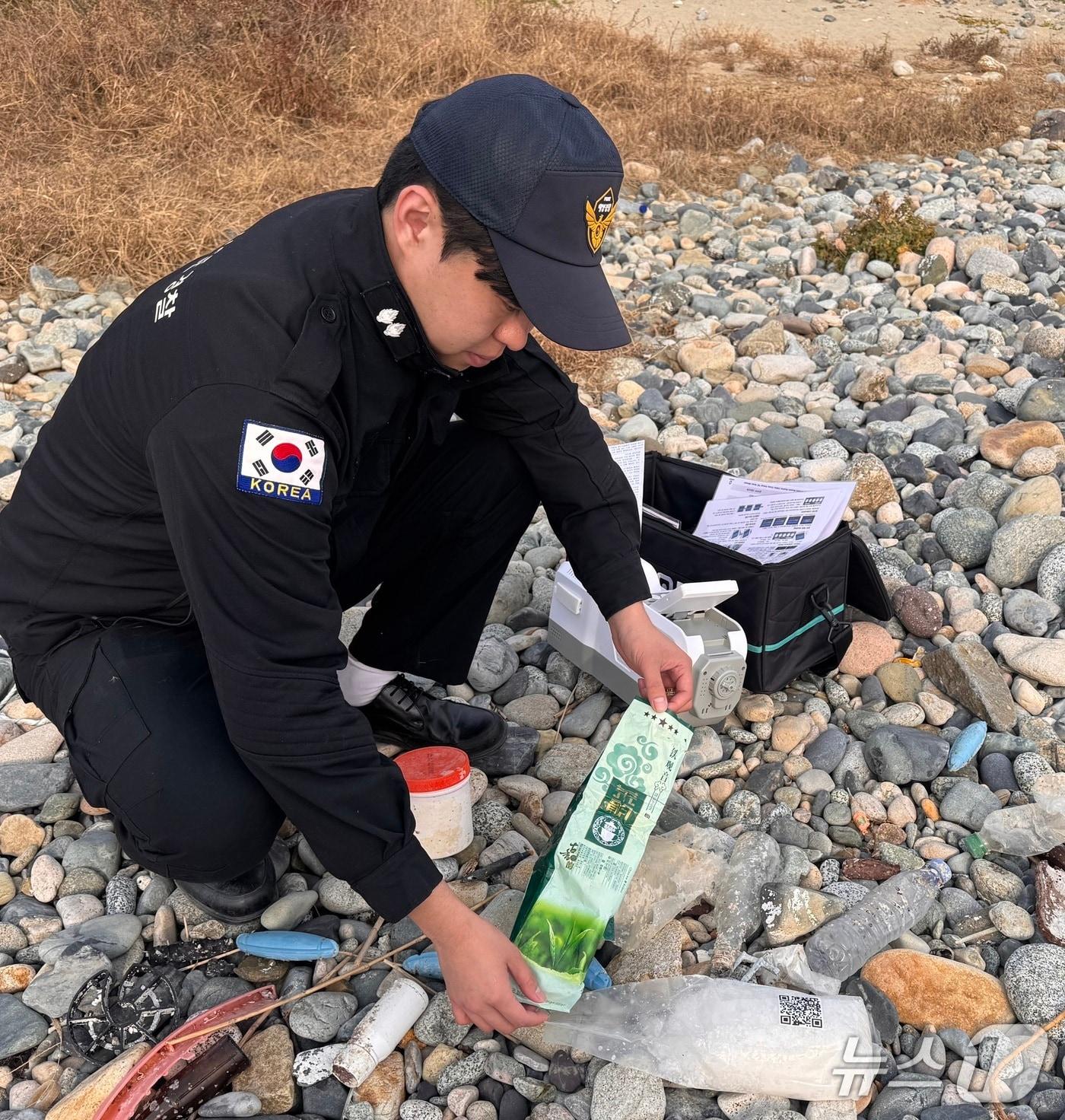 본문 이미지 - 경북 울진해경 대원이 24일 영덕군 병곡면 백석해변에서 &#39;마약 의심물질&#39;을 발견했다. &#40;울진해경 제공. 재판매 및 DB금지&#41;/뉴스1