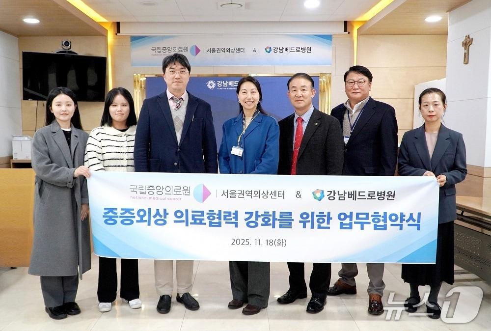 본문 이미지 - 국립중앙의료원 서울권역외상센터 윤석화 센터장(왼쪽에서 세번째), 강남베드로병원 윤민하 행정원장(왼쪽에서 네번째).(강남베드로병원 제공)