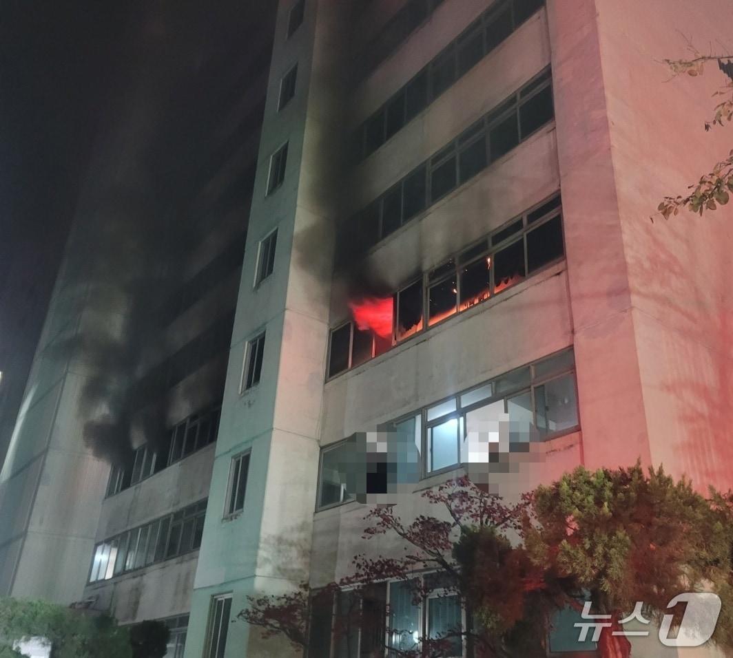 본문 이미지 - 24일 오전 1시 47분쯤 대구 중구 남산동의 한 아파트에서 불이 나 5명이 다쳤다. 사진은 화재 현장. &#40;대구소방안전본부 제공. 재판매 및 DB 금지&#41; 2025.11.24/뉴스1