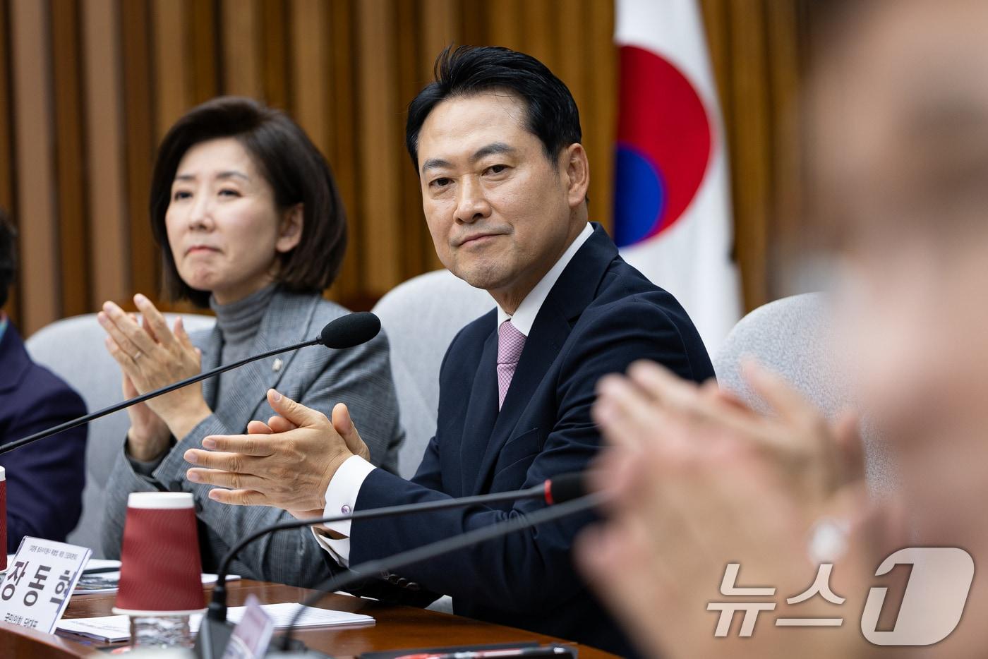 장동혁 국민의힘 대표가 24일 서울 여의도 국회에서 열린 정책위원회·법사위원회 주최 대장동 범죄수익 환수 특별법 제정을 위한 긴급 토론회에서 손뼉을 치고 있다. 2025.11.24/뉴스1 ⓒ News1 유승관 기자