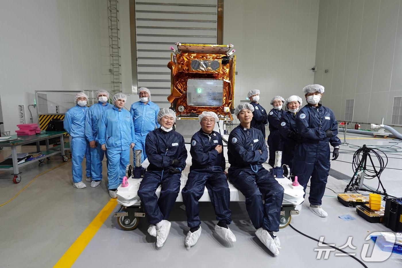 박찬흠 교수팀이 바이오캐비넷의 전자부 제작 용역을 수행한 카이로스페이스팀과 함께 바이오캐비넷 앞에서 단체사진을 찍고 있다.&#41;한림대 제공, 재판매 및 DB금지&#41;