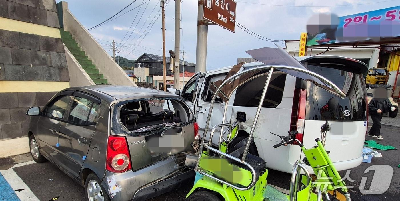 제주시 우도면 천진항 인근에서 승합차가 돌진하는 사고로 다수의 인명피해가 발생했다.(독자제공. 재판매 및 DB 금지)/뉴스1 