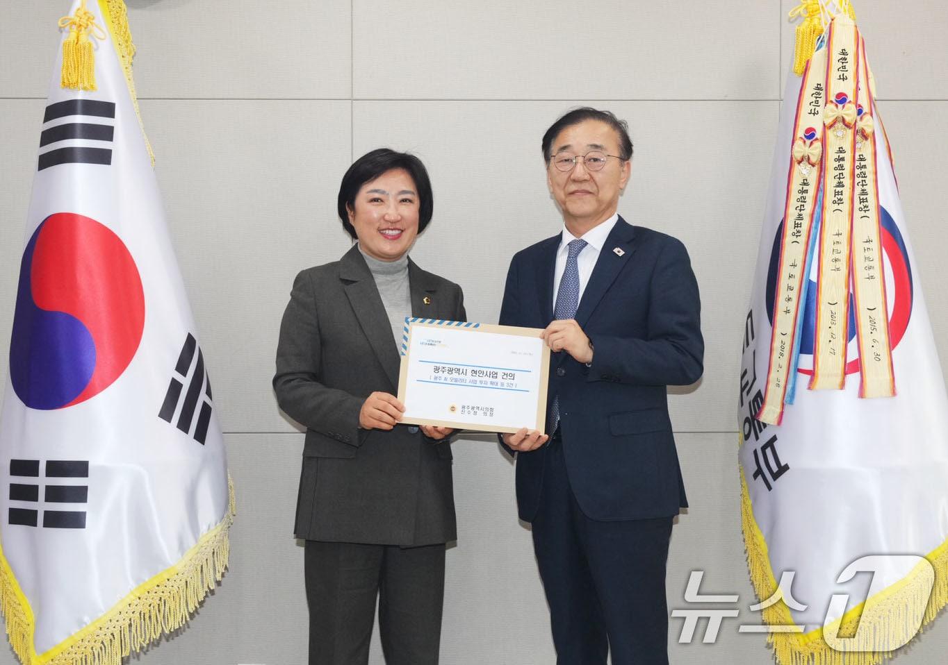 본문 이미지 - 신수정 광주시의회 의장이 24일 김윤덕 국토교통부 장관을 만나 광주시 핵심 현안 사업의 당위성을 설명하고 조속한 사업 추진을 위한 건의서를 전달하고 있다.&#40;광주시의회 제공. 재판매 및 DB 금지&#41; 2025.11.24/뉴스1 