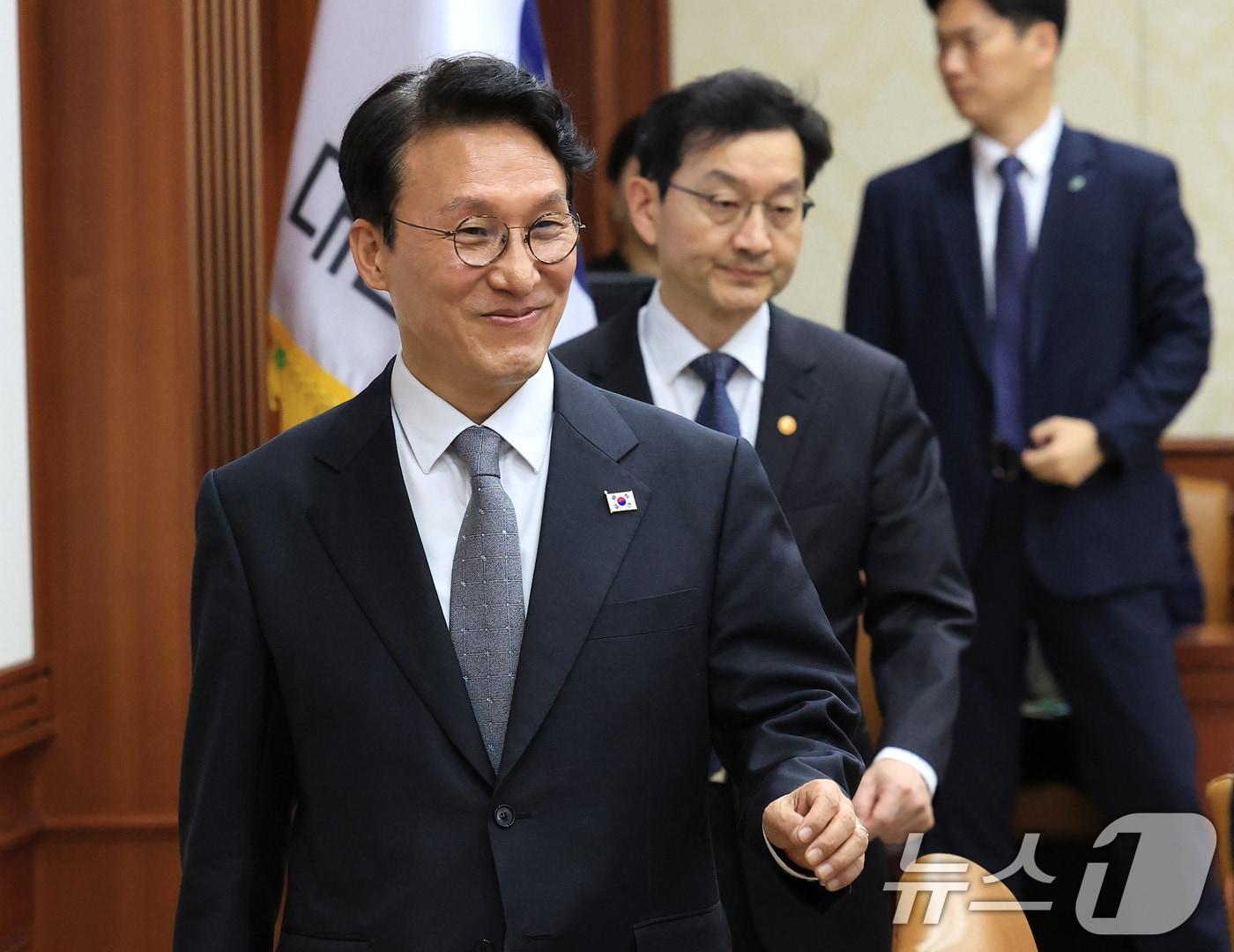 본문 이미지 - 김민석 국무총리와 윤창렬 국무조정실장이 24일 서울 종로구 정부서울청사에서 열린 헌법존중 정부혁신 TF 간담회에 참석하고 있다. 2025.11.24/뉴스1 ⓒ News1 임세영 기자