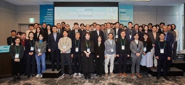 본문 이미지 - 국가신약개발사업단 KDDF 사업개발&#40;BD&#41; 포럼 참석자들이 기념사진을 찍고 있다.&#40;KDDF 제공&#41;/뉴스1