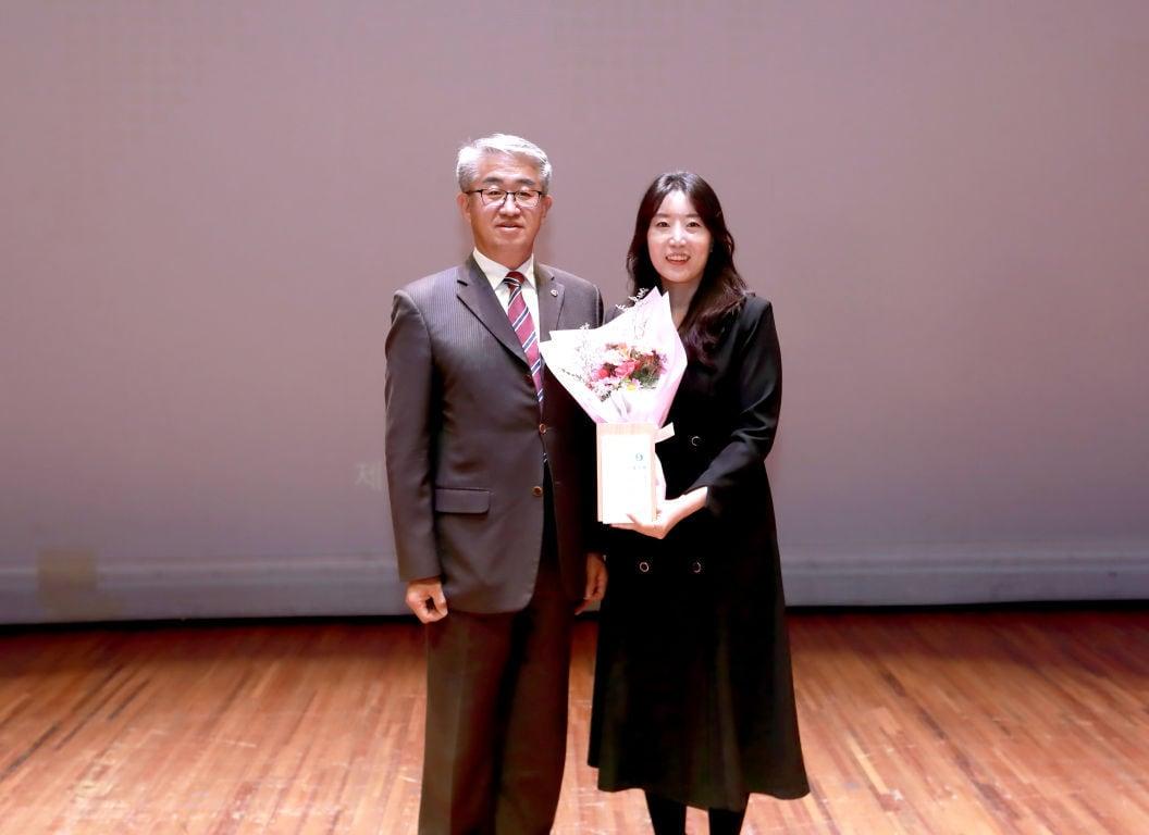 본문 이미지 - &#39;2025 충주시 기업인의 날&#39;에서 ㈜호호 강시내 대표가 유망청년기업 표창패를 수상하고 있다. &#40;사진제공 = 충주시&#41;