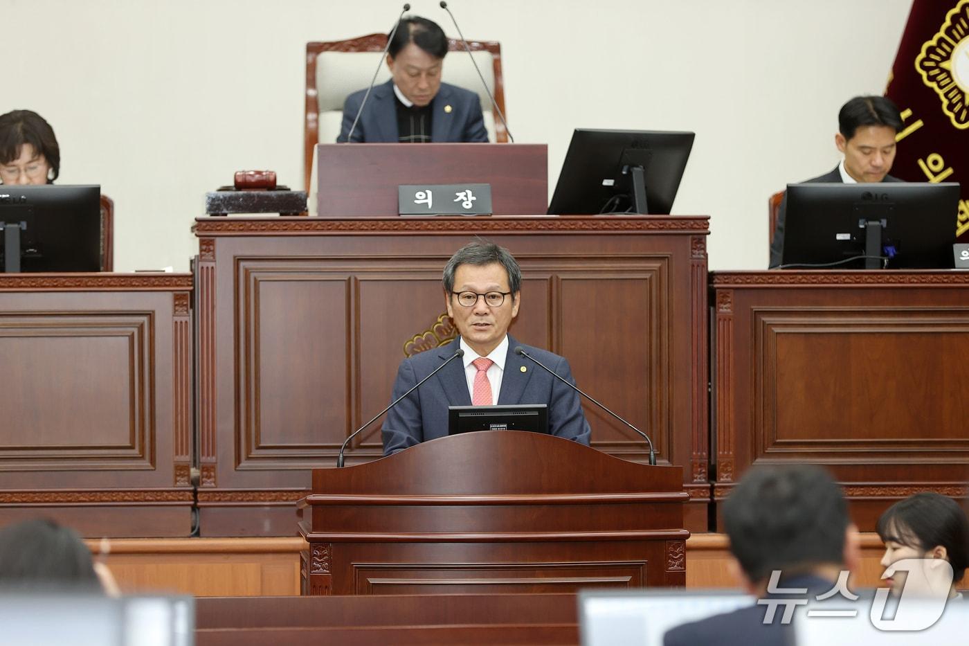 김홍규 강원 강릉시장이 24일 시의회에서 시정연설을 통해 내년도 예산 관련 설명을 하고 있다.&#40;강릉시 제공, 재판매 및 DB 금지&#41; 2025.11.24/뉴스1