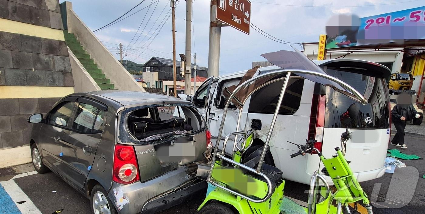 24일 오후 2시 48분쯤 제주시 우도면 천진항 인근에서 승용차가 돌진하면서 보행자를 치어 3명이 심정지 상태에 빠지고, 10명이 중경상을 입는 사고가 발생했다.(독자 제공. 재판매 및 DB 금지). 2025.11.24./뉴스1 2025.11.24/뉴스1 ⓒ News1 강승남 기자