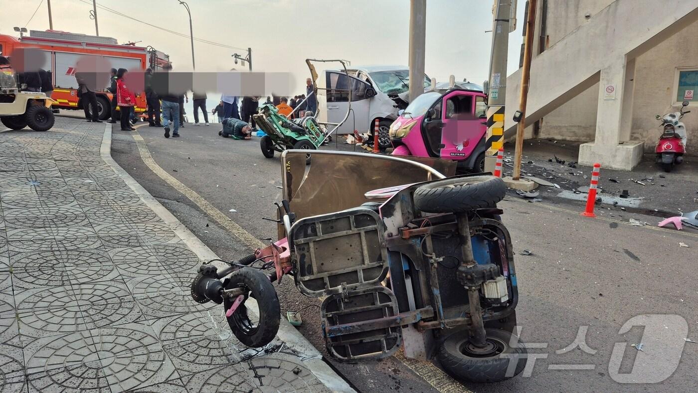 24일 오후 2시 48분쯤 제주시 우도면 천진항 인근에서 승용차가 돌진하면서 보행자를 치어 3명이 심정지 상태에 빠지고, 10명이 중경상을 입는 사고가 발생했다.(독자 제공. 재판매 및 DB 금지). 2025.11.24./뉴스1 2025.11.24/뉴스1 ⓒ News1 강승남 기자
