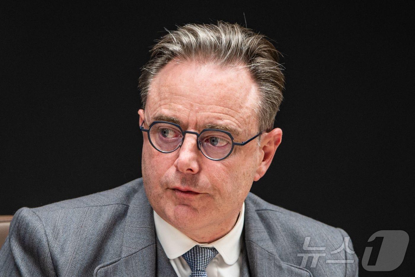 바르트 더 베버르 벨기에 총리가 24일&#40;현지시간&#41; 브뤼셀에서 장관들과의 회동 후 예산 합의안을 발표하는 기자회견에서 발언하고 있다. 이는 벨기에에서 72시간 파업이 시작된 첫날이었다. 2025.11.24. ⓒ AFP=뉴스1 ⓒ News1 이정환 기자