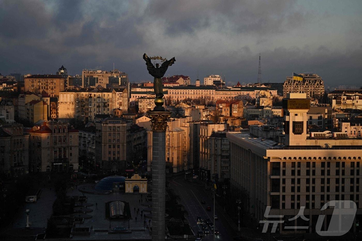 24일&#40;현지시간&#41; 우크라이나 전쟁 종식을 위한 미국의 평화 구상안이 논의되고 있는 상황에서 우크라이나 키이우 독립장에 해가 떠오르고 있다. 2025.11.24. ⓒ AFP=뉴스1 ⓒ News1 이정환 기자