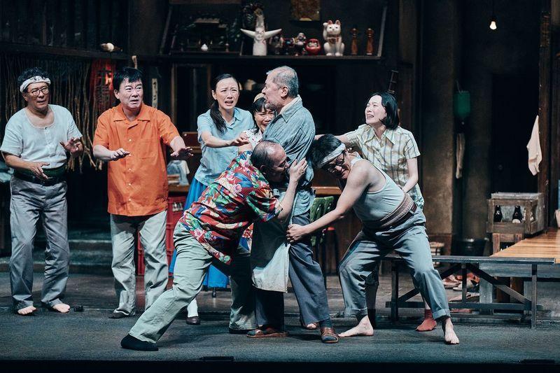 본문 이미지 - 연극 '야끼니꾸 드래곤' 공연 중 용길이 시청 직원을 향해 울분을 토하는 장면.(예술의전당 제공)