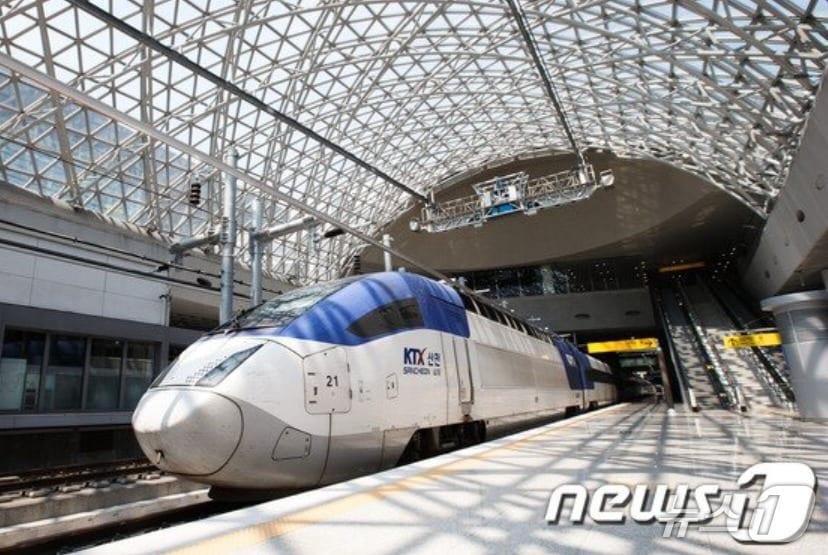 본문 이미지 - 인천국제공항역의 KTX 열차 모습.&#40;뉴스1 자료사진&#41;ⓒ News1