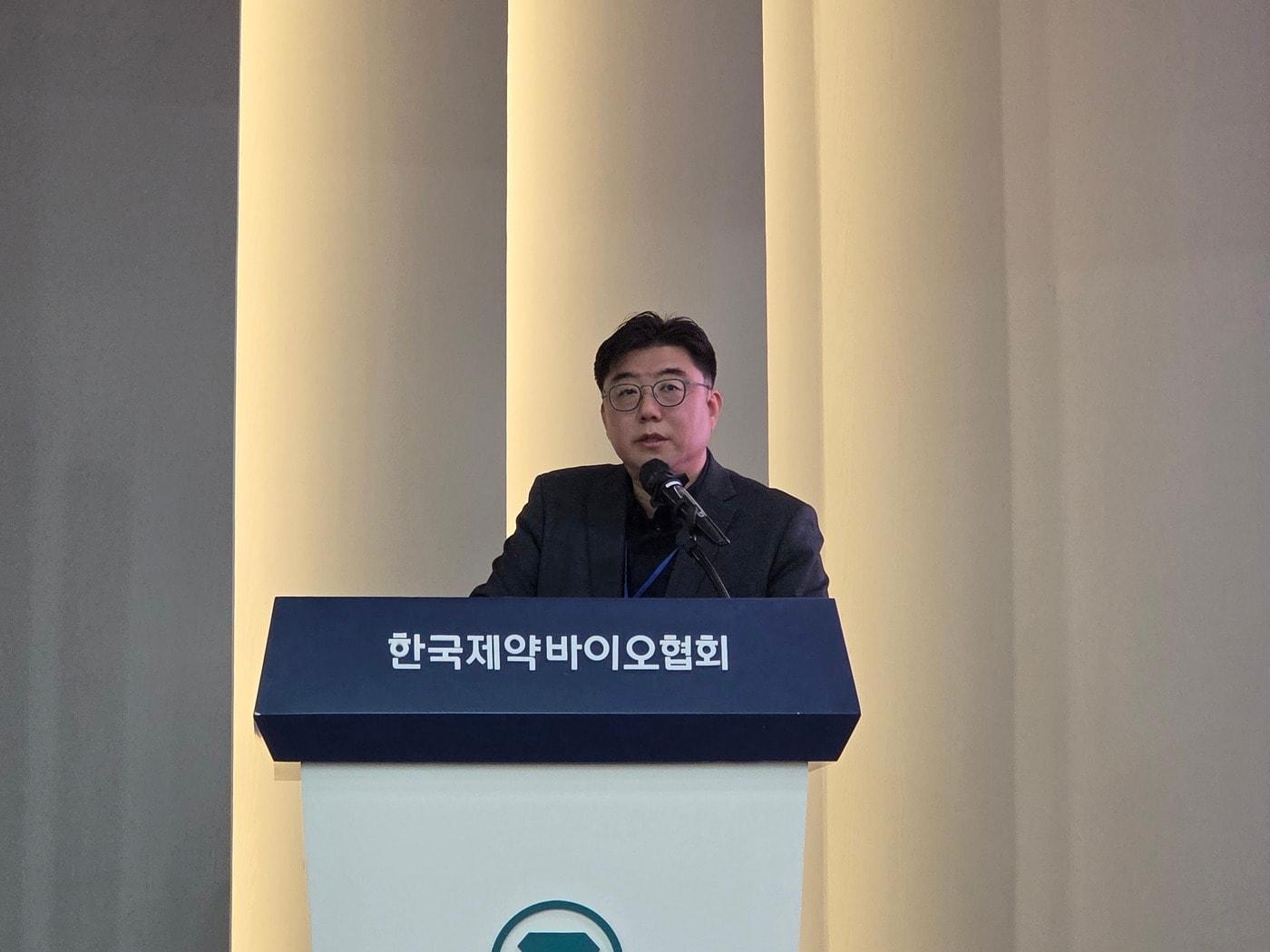 본문 이미지 - 조원준 더불어민주당 정책위원회 보건의료수석전문위원이 &#39;KPBMA 커뮤니케이션 포럼에서 발표를 하고 있다. 2025. 11. 24/뉴스1 황진중 기자