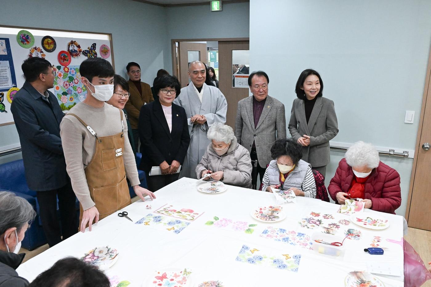 최호정 서울시의장이 어르신 돌봄시설 프로그램 둘러보고 있다.&#40;서울시의회 제공&#41;