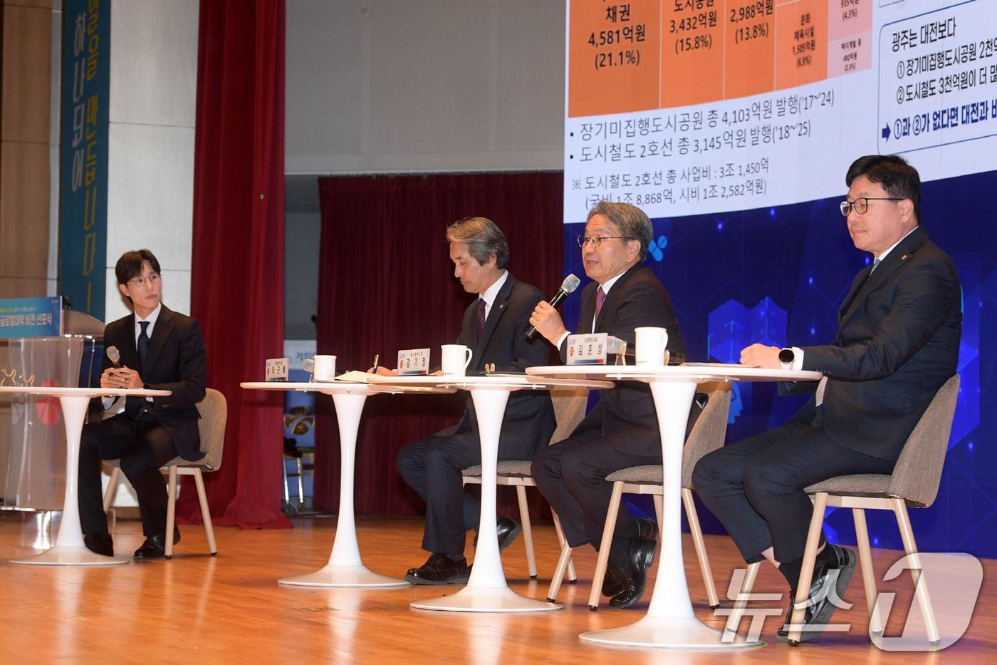 강기정 광주시장이 24일 오후 시청 대회의실에서 열린 2025 광주글로컬대학 비전 선포식에 참석해 참석자들과 주제별 공감토크를 하고 있다.&#40;광주시 제공. 재판매 및 DB 금지&#41; 2025.11.24/뉴스1 ⓒ News1 박준배 기자